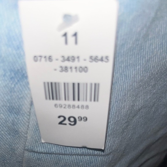 REFUGE DENIM 100% Cotton, Size 11, Distressed, Light Wash, Vintage Mom Jean - Picture 3 of 5